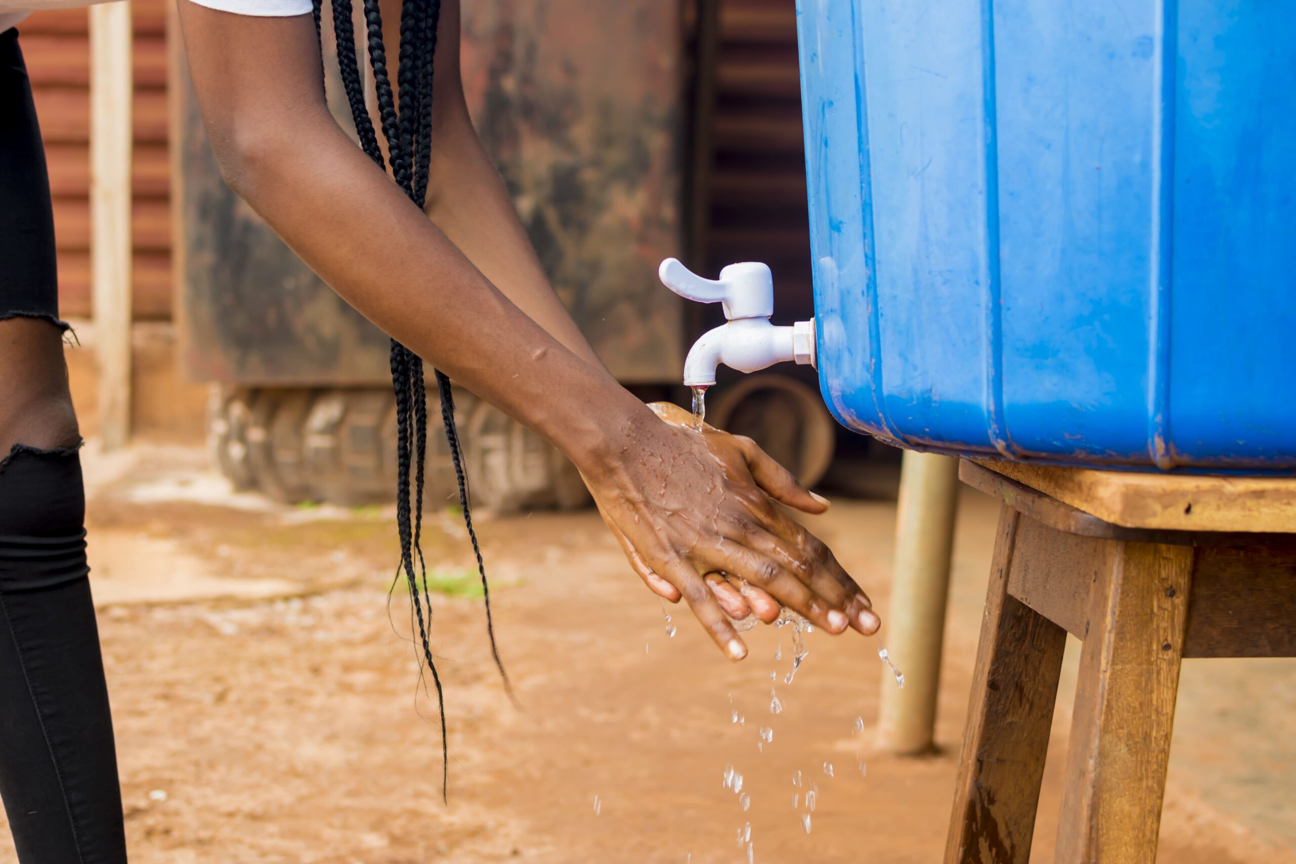 Construyendo comunidades sostenibles: el impacto de las energías renovables y el acceso al agua limpia en el desarrollo social